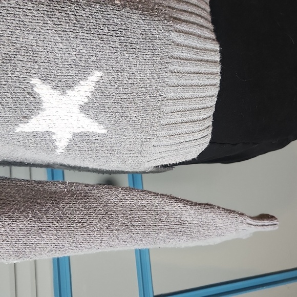 Marled Grey Star Print Sweater - Picture 6 of 13
